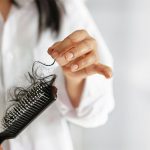 Saç Dökülmesi Neden Kaynaklanır
