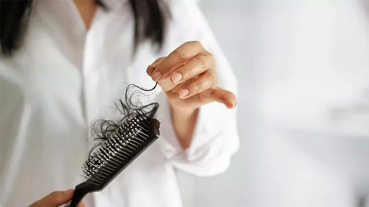 Saç Dökülmesi Neden Kaynaklanır